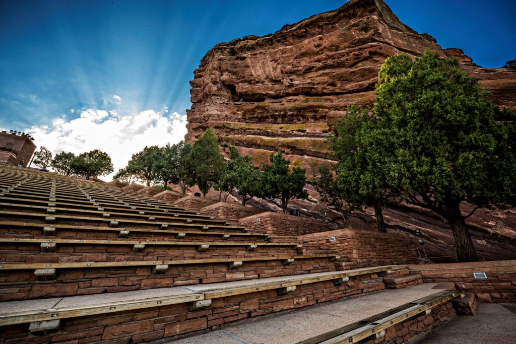 Red Rocks Amphitheatre cumple 85 años desde que abrió sus puertas como un recinto del disfrute sonoro y de bienestar, en Denver, Colorado. Fotografía de Jonathan Phillips Photography