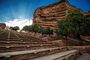 Red Rocks Amphitheatre cumple 85 años desde que abrió sus puertas como un recinto del disfrute sonoro y de bienestar, en Denver, Colorado. Fotografía de Jonathan Phillips Photography
