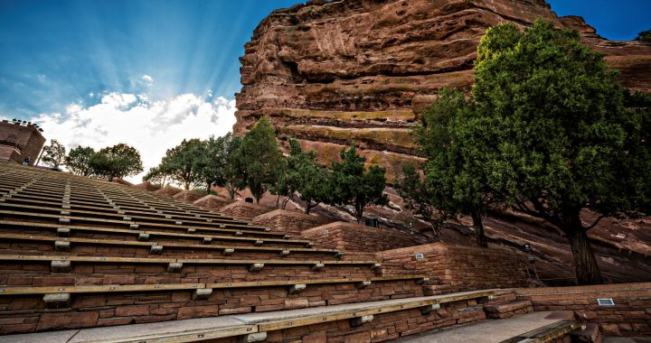 Red Rocks Amphitheatre cumple 85 años desde que abrió sus puertas como un recinto del disfrute sonoro y de bienestar, en Denver, Colorado. Fotografía de Jonathan Phillips Photography