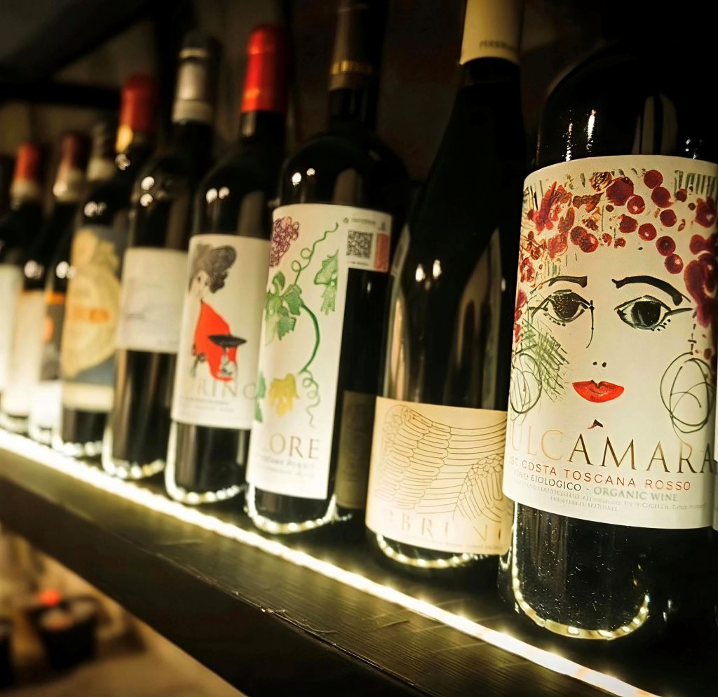 Lienzos, vides y complicidad: la vida sin prisa en Tannin Art Bar