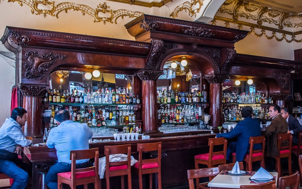 En el Centro Histórico de la Ciudad de México hay cantinas, mezcalerías y pulquerías que no puedes dejar de visitar.