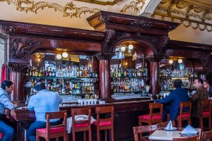 En el Centro Histórico de la Ciudad de México hay cantinas, mezcalerías y pulquerías que no puedes dejar de visitar.