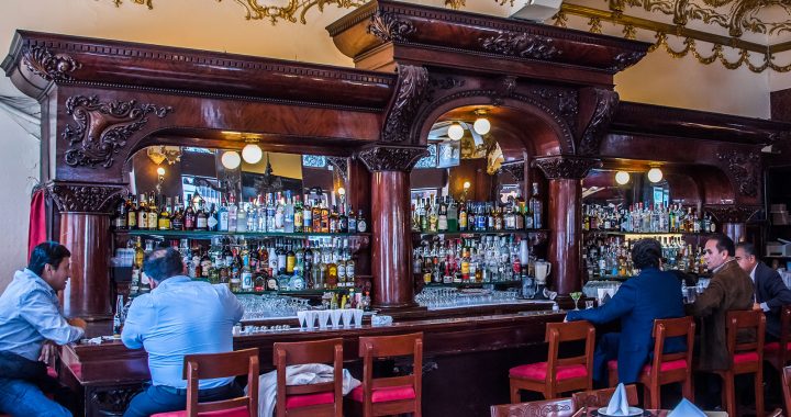 En el Centro Histórico de la Ciudad de México hay cantinas, mezcalerías y pulquerías que no puedes dejar de visitar.