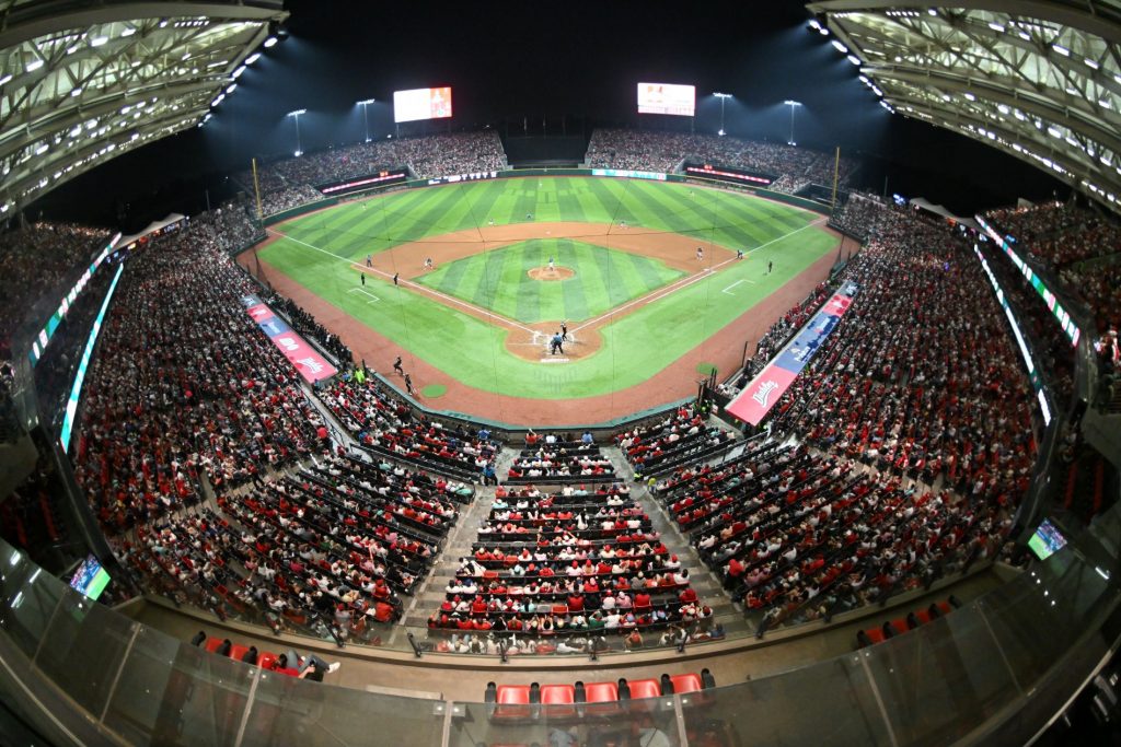 Vive el beisbol bajo las luces del Gigante Escarlata