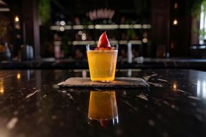 Descubre 'Poached Pear', el coctel donde la maestría de The Macallan y la innovación de Handshake Speakeasy se fusionan.