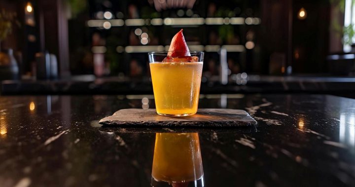 Descubre 'Poached Pear', el coctel donde la maestría de The Macallan y la innovación de Handshake Speakeasy se fusionan.