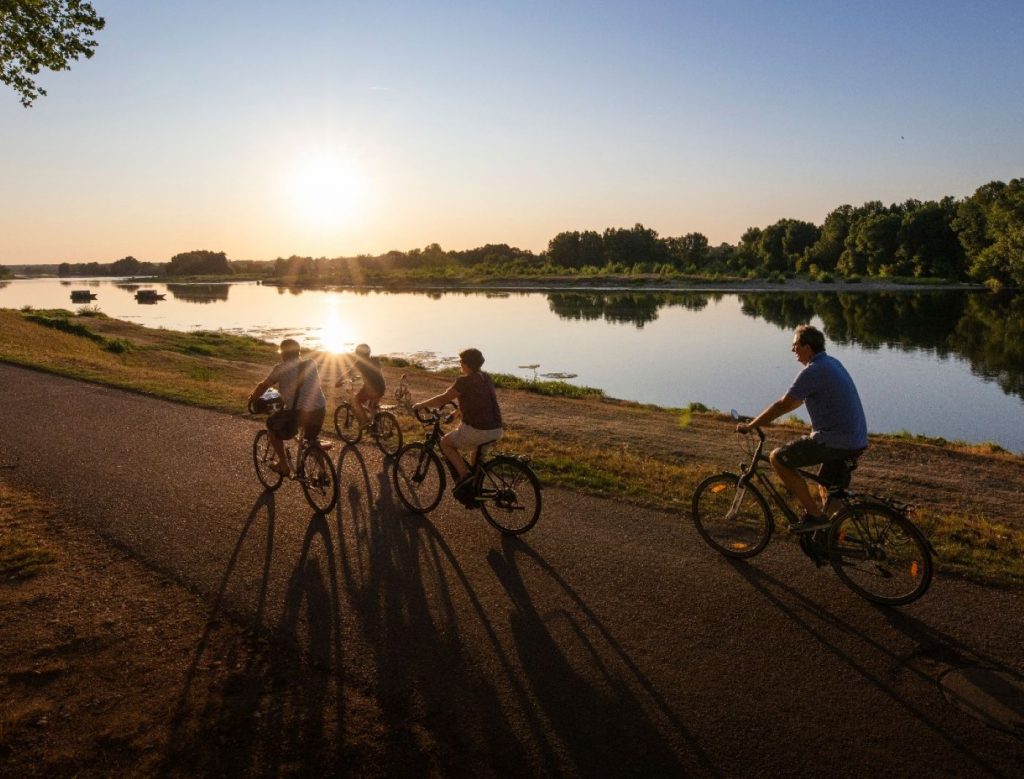 Viajes de aventura en Francia. D. Darrault / CRT Centre-Val de Loire - Recorrer el Valle del Loira en bicicleta con niños es redescubrir un espíritu despreocupado y soñador mientras se exploran lugares mágicos.