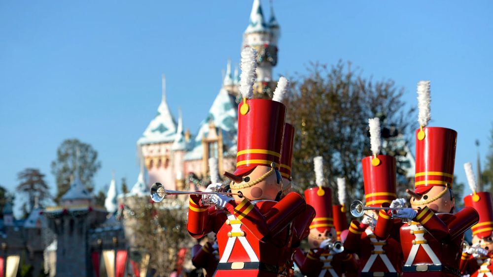 christmas fantasy parade soldiers Disneyland Navidad
