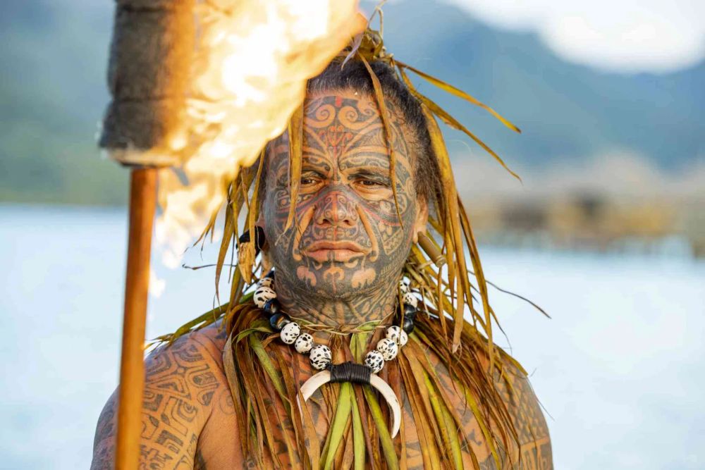 Guerrero de Tahaa, cubierto de tatuajes. Fotografía de Gregoire Le Bacon