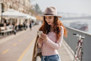 Olvida quedarte sin internet en tu próxima travesía. Viajar con eSIM te salvará en todo momento y nunca perderás conectividad.