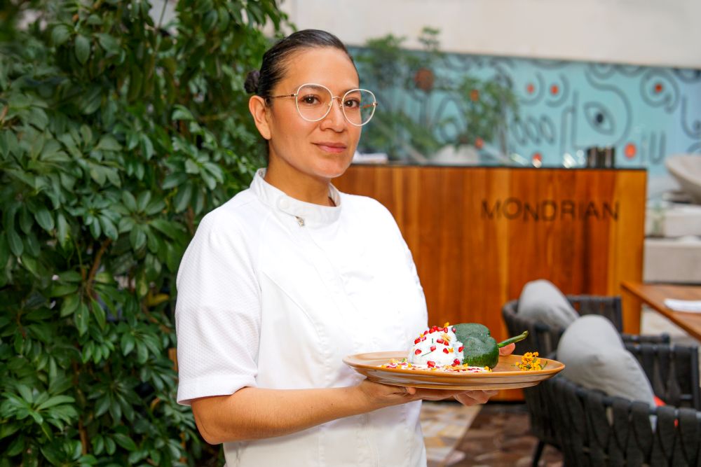 Chef Alejandra Sánchez presenta el chile en nogada en La Terraza del hotel Mondrian Condesa.