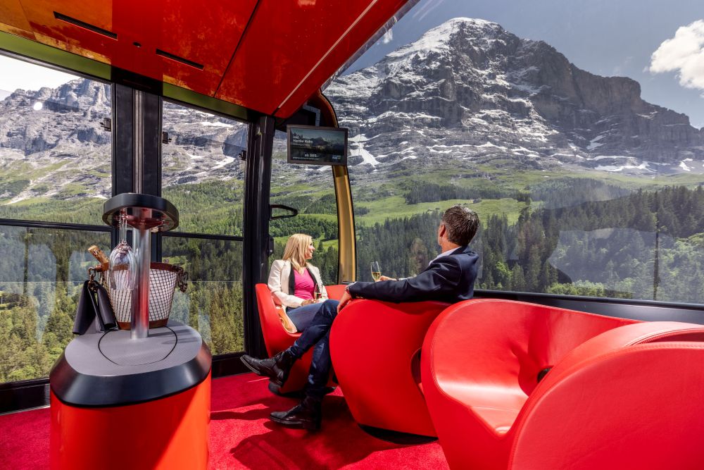 Eiger-Express-VIP-Gondel-Innenaufnahme-Eiger-Sommer