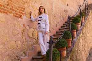Eleva tu equipaje con la colección de homewear de IQ HOME. Encuentra el equilibrio perfecto entre confort, estilo y sofisticación a donde quiera que vayas.