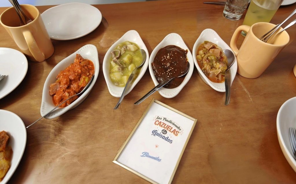 Algunos guisados del restaurante Las Tradicionales Cazuelas de Guisados del chef Nicolás Martín del Campo, en la colonia Roma.