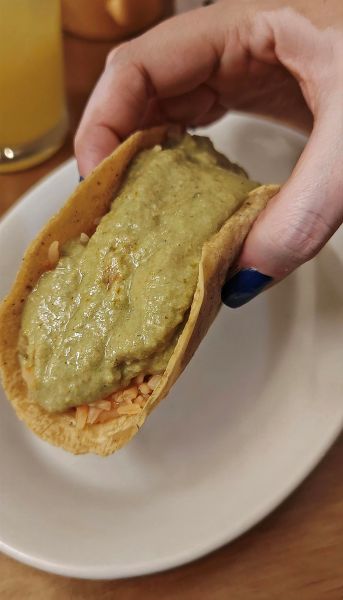 Taco de Mole verde con pollo, en Las Tradicionales Cazuelas, en la colonia Roma, del chef Nico Martín del Campo.