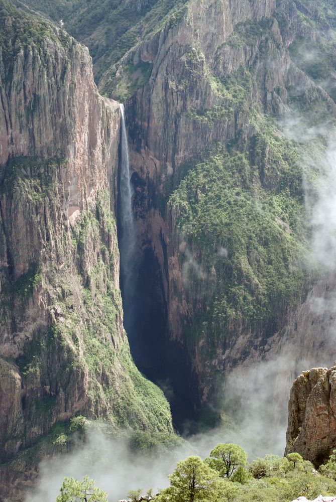 CASCADA DE BASASEACHI Piedra Volada
