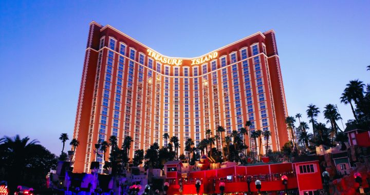 Fachada del Treasure Island Las Vegas – Handwritten Collection.