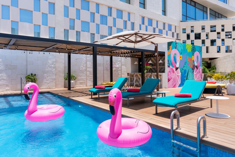 Avani_Cancun_Airport_Hotel_Pool_mural_flamingo