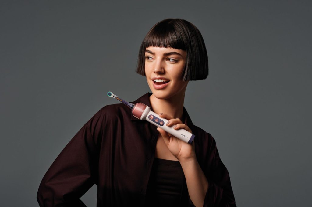 Dyson CamaraJet el nuevo cepillo de dientes con IA que querrás llevar en tu kit de viaje.