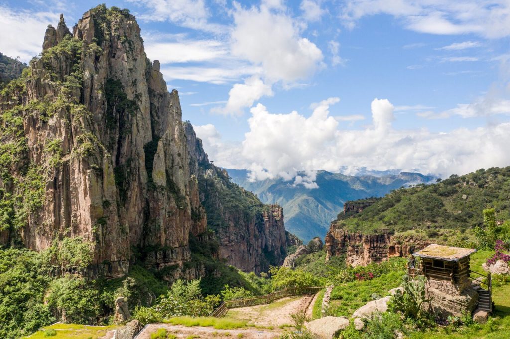 Caminos rarámuris que desafían la inmensidad del abismo