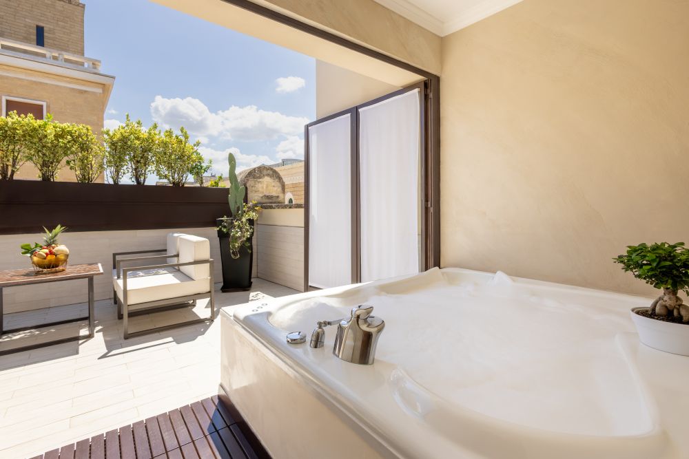 Tivoli_Palazzo_1880_Lecce_Hotel_Guest_Room_Suite_With_Jacuzzi_1
