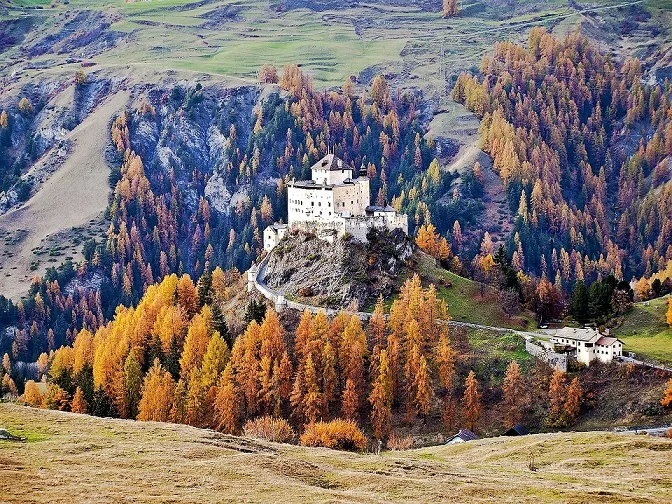 En Engadina, Suiza, los colores del otoño hacen vibrar a tu corazón.