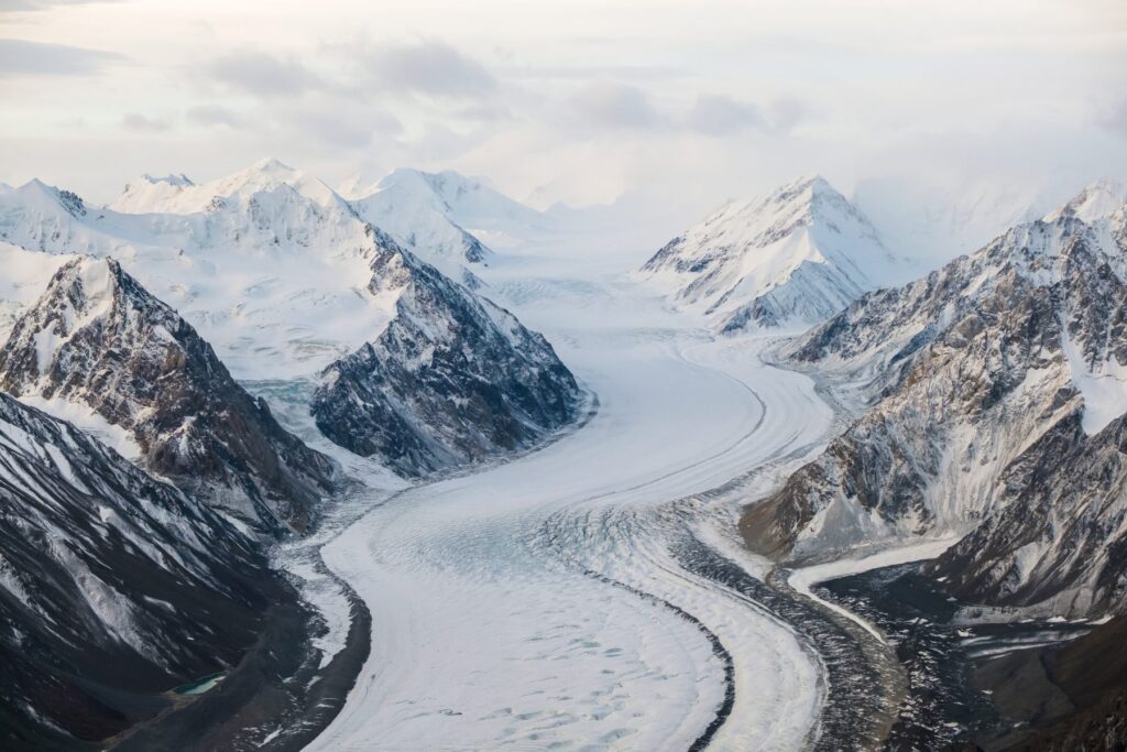 Raquetas sobre la nieve y relatos autóctonos en Kluane