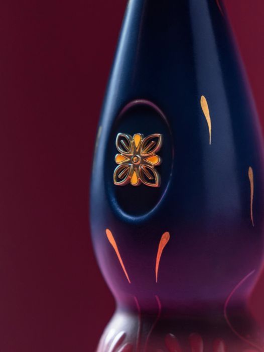 Licorera del tequila Clase Azul, en su edición limitada Trascender, que rinde tributo al Día de Muertos.