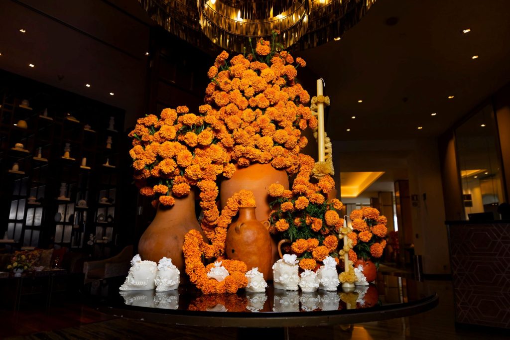 Disfruta el altar de Día de Muertos en el hotel St. Regis Mexico Cuty.